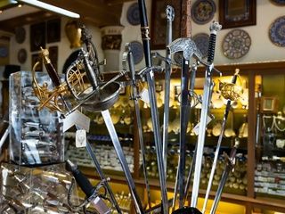 Expertos piden frenar la venta fácil de armas blancas en Barcelona