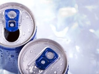 Alerta en Barcelona: el consumo de bebidas energéticas dispara riesgos en menores