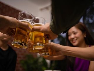 Bares en Asia vetan a mayores de 40: ¿llegará esta tendencia a Barcelona?
