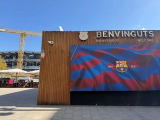 Barcelona estrena un bus circular para moverse por Les Corts los días de partido