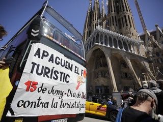 Activistas bloquean un Bus Turístic con pistolas de agua en protesta contra el turismo masivo en la Sagrada Familia