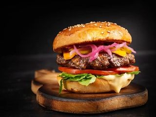 Madrid celebra el Día de la Hamburguesa con dos recetas que solo estarán unos días