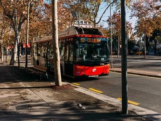 El nuevo recorrido del bus V5 elimina dos paradas en La Marina de Port y desata protestas vecinales