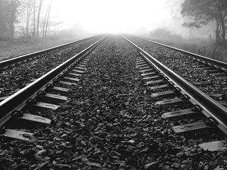 Milagro en las vías: una niña de 6 años sobrevive sola a un accidente de tren