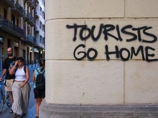 Barcelona vuelve a tensarse por el turismo masivo y crece el malestar vecinal