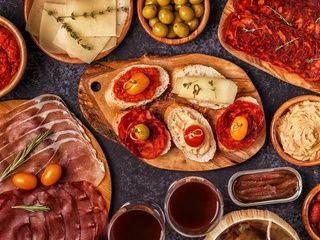 Cómo España convirtió el aperitivo en un ritual social