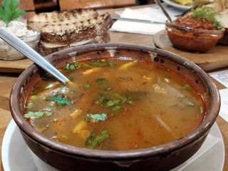El restaurante rumano que conquista el Eixample: recetas familiares y sabores auténticos en Transilvania