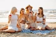 Picnic al atardecer en la playa o en un parque