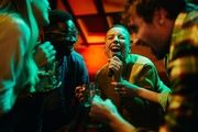 Cantar una serenata en un karaoke