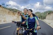 Dar un paseo en bicicleta con tu pareja