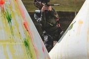 Jugad una partida de paintball o airsoft
