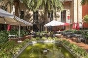 Explora los patios interiores de edificios históricos
