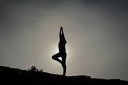 Practicar yoga o meditación en la playa