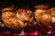 Los 13 mejores lugares para disfrutar de pollos a l'ast en Barcelona