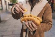 ¿Quién fue el primero en pensar que hacer cola durante una hora por un bocadillo de calamares cerca de la Plaza Mayor era una buena idea?