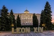 Letras florales con el nombre del Papa en los jardines de Sabatini
