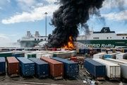 Un incendio en el puerto de Barcelona tiñe de humo el cielo de la ciudad