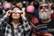 La gente observando el eclipse