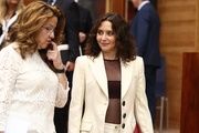 La presidenta de la Comunidad de Madrid, Isabel Díaz Ayuso, y la consejera de Sanidad, Fátima Matute, durante un pleno en la Asamblea de Madrid, a 21 de mayo de 2026, en Madrid (España).