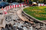 Las antiguas vías del tranvía que rodeaba la Puerta de Alcalá