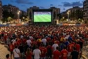  Los aficionados siguiendo un partido en pantalla gigante