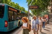  La gente en colas esperando los buses por el colapso de Rodalies