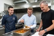 Cocineros reparten menús frescos a los evacuados por los incendios
