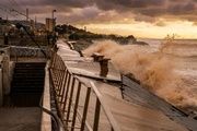  Graves destrozos en el paseo marítimo y la zona de vías del tren en Badalona a causa del temporal de levante