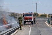Bomberos combatiendo el incendio forestal