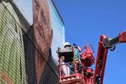  El artista Christian Sasa, durante la elaboración del mural