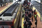 Usuarios de los trenes de Cercanías en la Estación de Atocha en Madrid. Foto de archivo.