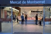 Clientes compran en una de las paradas del nuevo Mercat de Montserrat, casi un mes después de su apertura