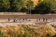 Viajeros del tren de Cercanías averiado este miércoles en Fuencarral-El Pardo saliendo a pie por las vías.