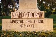 Detalle del pedestal del monumento dedicado a Ricardo Codorníu, ubicado en los Jardines del Buen Retiro