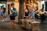 Varias personas hablando en la calle |EUROPA PRESS