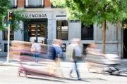 La gente de compras por la calle Ortega y Gasset en Madrid