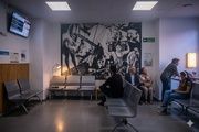 El mural del centro de salud Las Cortes, en la carrera de San Jerónimo, antiguo Hotel Rusia, donde se hizo la primera proyección de cine en España