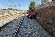  Imagen del coche en las vías del tren que ha interrumpido la circulación de la R4 de Rodalies este miércoles, 24 de junio