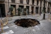  El socavón provocado por las obras de la L9