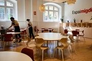  Mesas redondas y vajilla blanca en la Escola Ramon Llull de Barcelona