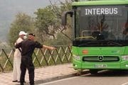 Un vecino evacuado en un autobús interuebano