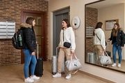 Dos turistas llegan a un piso turístico en Barcelona.