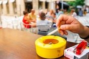 Fumador en una terraza de bar
