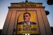  Greenpeace despliega una lona contra la prórroga nuclear en Moncloa
