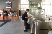 Indignación en Sant Andreu por los retrasos tras el regreso de Rodalies