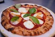 Pizza con mozzarella, salsa de tomate y albahaca fresca