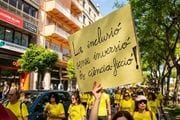 Docentes participan en una movilización educativa en Barcelona antes del inicio del curso 2026-2027.