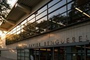 Fachada de la biblioteca Xavier Benguerel