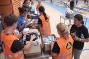 Imagen de los voluntarios de la asociación La Fortuna repartiendo ropa y productos de higiene a los vecinos de Navalagamella