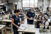  Wide horizontal editorial photo, 1200x900 minimum, optimized for Google Discover, 4:3 aspect ratio. Realistic photojournalistic image of the main subject of the news: a labor inspection scene in Barcelona with documents, uniforms, workplace setting and wo